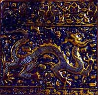كاشي آبي لاجوردي طلاكاري شده مزين به طرح اژدها، كشف شده در تخت سليمان، مربوط
به سالهاي 674-670 هجرى