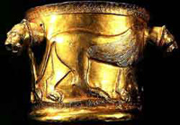 جام زرين مزين به پيكر دو شير، كشف شده در گيلان، مربوط به سال 900 قبل از
ميلاد