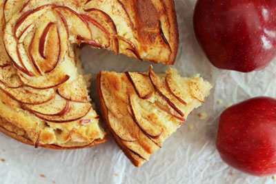 کیک سیب و دارچین به شکل گل