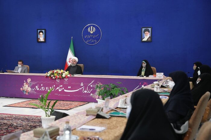 روحانی: خانمها کار بسیار مهمی در انقلاب اسلامی ایفا کردند