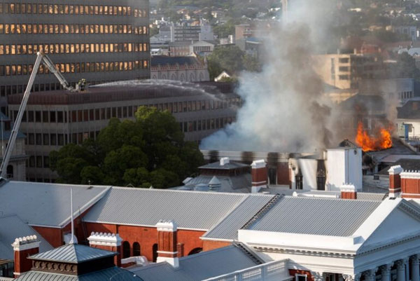 اورژانس آفریقای جنوبی: ساختمان پارلمان در آتش سوخت