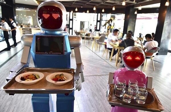 ربات‌ های سخن‌گو پیشخدمت رستوران می‌شوند