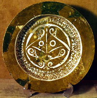 بشقاب طلاكاري شده ابتدايي، كشف شده در نيشابور، مربوط به قرون 4-3 هجرى