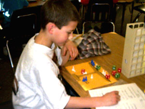 وسایل کمک آموزشی تجسم مسائل ریاضی را تسهیل می‌کند.
