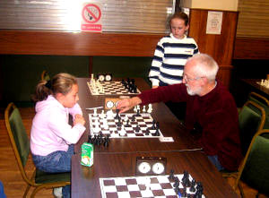 شطرنج‌باز تازه‌کار، مسئلهٔ شطرنج را به‌شیوه‌ای متفاوت از شطرنج‌باز خبره، حل می‌کند.
