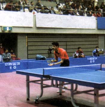 ابراهيم عليدخت تنها بازيکن ايران در مسابقات المپيک ۱۹۹۲ بارسلون آمادهٔ اجراء سرويس
