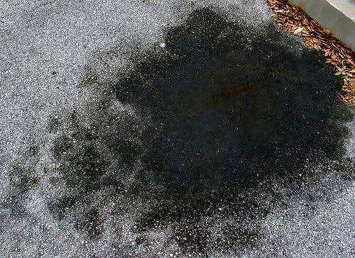 لکه روغن روی آسفالت