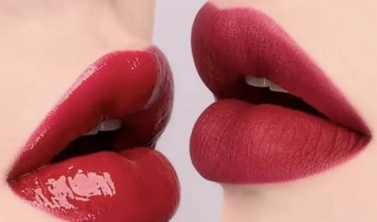 چگونه بین رژ لب مات و رژ لب براق انتخاب کنیم